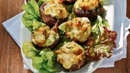 Recepta de cuina de Xampinyons al forn farcits amb formatge i verdures