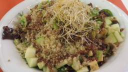 Recepta de cuina de Amanida de quinoa, alvocat i poma àcida