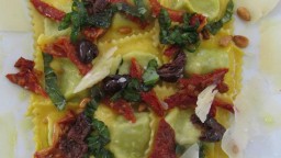 Recepta de cuina de Raviolis d'espinacs amb ricotta, tomàquet sec i pinyons