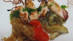 Recepta de cuina de Calamars a la planxa amb ceba caramel·litzada i escalivada amb emulsió d'all i julivert