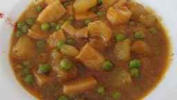Recepta de cuina de Estofat de sípia amb patates i pèsols