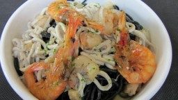 Recepta de cuina de Espaguetis negres amb gules, alls i bitxo amb gambes vermelles