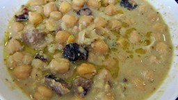 Recepta de cuina de Cigrons amb panxeta de porc i vi ranci