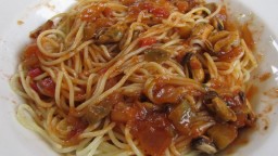 Recepta de cuina de Espaguetis amb musclos a la marinera i la seva salsa