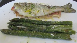 Recepta de cuina de Truita de riu farcida de cansalada viada amb espàrrecs verds