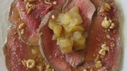 Recepta de cuina de Roast-beef amb compota de poma i oli de fruits secs