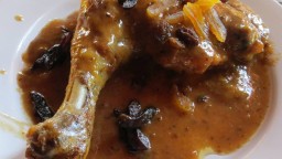 Recepta de cuina de Guisat de pollastre de pagès amb prunes seques i orellanes seques