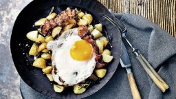Recepta de cuina de Patates amb cansalada i ou fregit