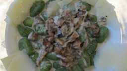 Recepta de cuina de Nyoquis verds amb crema de bolets i formatge