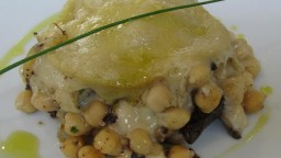 Recepta de cuina de Cigrons menuts amb botifarra negra gratinats a la muselina d'all