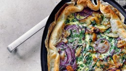 Recepta de cuina de Pastís salat de ceba amb castanyes i herbes aromatiques