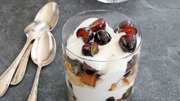 Recepta de cuina de Postra a capes amb raïms