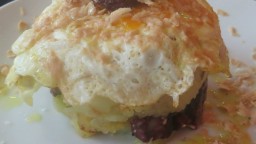 Recepta de cuina de Ou estrellat amb niu de botifarra negra i patata al romaní amb encenalls de foie