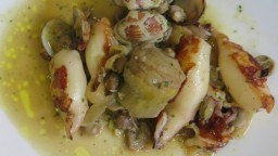 Recepta de cuina de Calamars guisats amb carxofes, faves i cloïsses