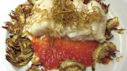 Recepta de cuina de Lluç al forn amb làmines de carxofa, porro i tomàquet natural