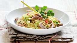 Recepta de cuina de Tallarines amb coco i carn de boví