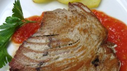 Recepta de cuina de Tonyina a la planxa amb fons de tomàquet natural