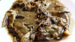 Recepta de cuina de Estofat de senglar laminat  amb bolets i un toc de xocolata