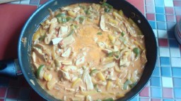 Recepta de cuina de Cassola de pollastre amb pebrot i salsa de nata