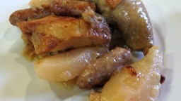 Recepta de cuina de Pintada rostida amb peres i salsitxes
