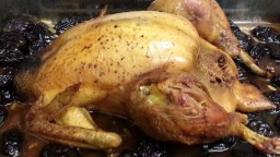 Recepta de cuina de Pollastre farcit de salsitxes, prunes i pinyons