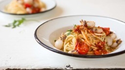 Recepta de cuina de Espaguetis amb   sipionets  i tomàquet