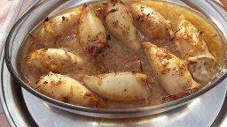 Recepta de cuina de Calamars farcits amb les seves potes i aletes, ou dur, tonyina fresca i ceba