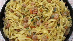Recepta de cuina de Tagliatelle amb gust de curri amb verdures i gambes saltades a la planxa