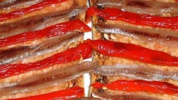 Recepta de cuina de Pa de pagès torrat amb pebrot escalivat i anxoves