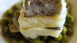 Recepta de cuina de Morro de bacallà confitat amb pèsols frescos estofats