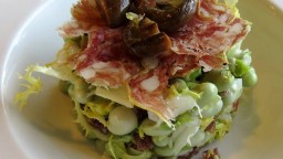 Recepta de cuina de Amanida de favetes amb menta i llonganissa culana