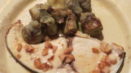 Recepta de cuina de Peix espasa amb vinagreta d'alls i mini cors de carxofa