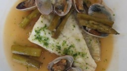 Recepta de cuina de Turbot amb suquet de cloïsses i espàrrecs verds