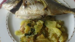 Recepta de cuina de Orada del port de Llançà al forn amb patata i ceba