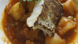 Recepta de cuina de Bacallà fresc rostit amb suquet de patates