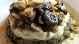 Recepta de cuina de Timbal d’albergínia, brandada de bacallà i bolets variats