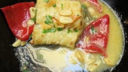 Recepta de cuina de Bacallà a l'antiga amb pebrots del piquillo, alls i vi blanc