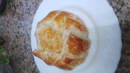 Recepta de cuina de Pasta de full farcida de formatge Camembert o Brie i poma amb pinzellades de canyella i nou moscada