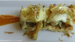 Recepta de cuina de Coca de calçots amb la seva salseta, formatge brie i carxofa