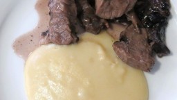 Recepta de cuina de Galtes de porc desossades al forn al vi negre amb parmentier trufada