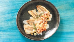 Recepta de cuina de Filets de perca amb salsa al pastís i verdures de primavera