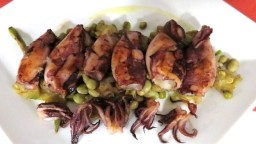 Recepta de cuina de Calamars a la planxa encebats amb all i julivert i favetes