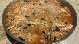 Recepta de cuina de Paella de carn i marisc feta amb llenya de ceps de vinya