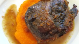 Recepta de cuina de Galtes de porc al forn amb salsa de vi negre amb parmentier de pastanaga