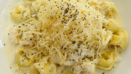 Recepta de cuina de Tortellini farcits de carn amb salsa de formatge
