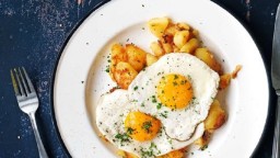 Recepta de cuina de Patates bullides amb pell, fregides, i acompanyades amb ou ferrat