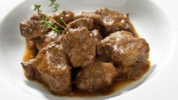 Recepta de cuina de Estofat de cérvol al vi negre amb crema de castanyes
