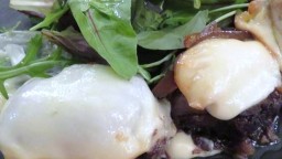 Recepta de cuina de Medallonets de cua de bou desossada  amb  patata trufada i mozzarella fumada
