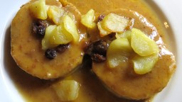 Recepta de cuina de Tall rodó de pollastre de pagès farcit amb salsa de poma