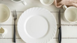 Milfulls de poma i formatge de cabra amb  foie, codonyat i ceba caramel·litzada